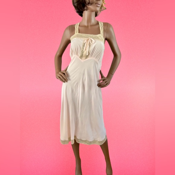 Vintage 1940’s Dora Gottlieb Bias Cut Pale Pink Rayon Lace Slip Dress Size 36 - Picture 2 of 9